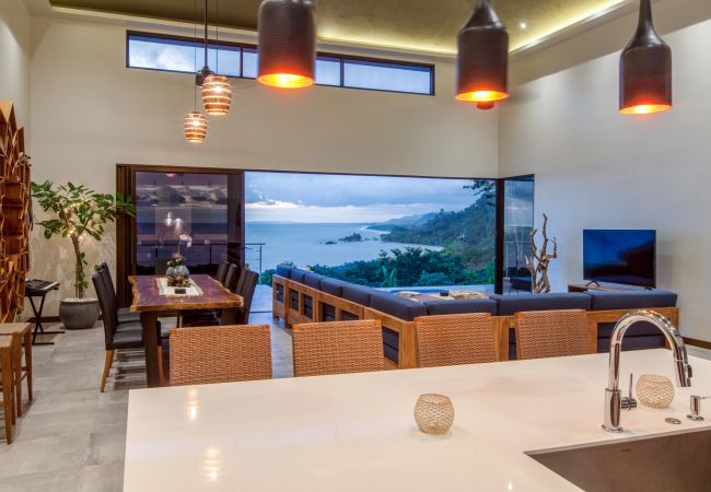 Villa in Bahía Ballena - Luxe 4 Bdrm Villa w/Epic OceanView & Infinity Pool