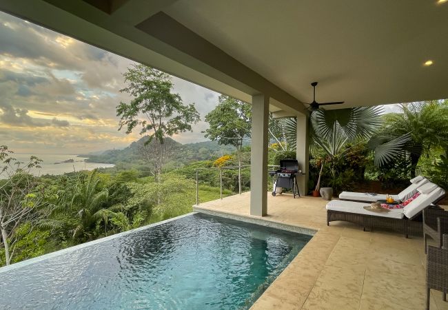 Villa in Bahía Ballena - Luxe 4 Bdrm Villa w/Epic OceanView & Infinity Pool