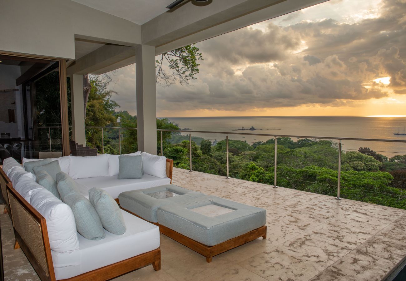 Villa in Bahía Ballena - Luxe 4 Bdrm Villa w/Epic OceanView & Infinity Pool