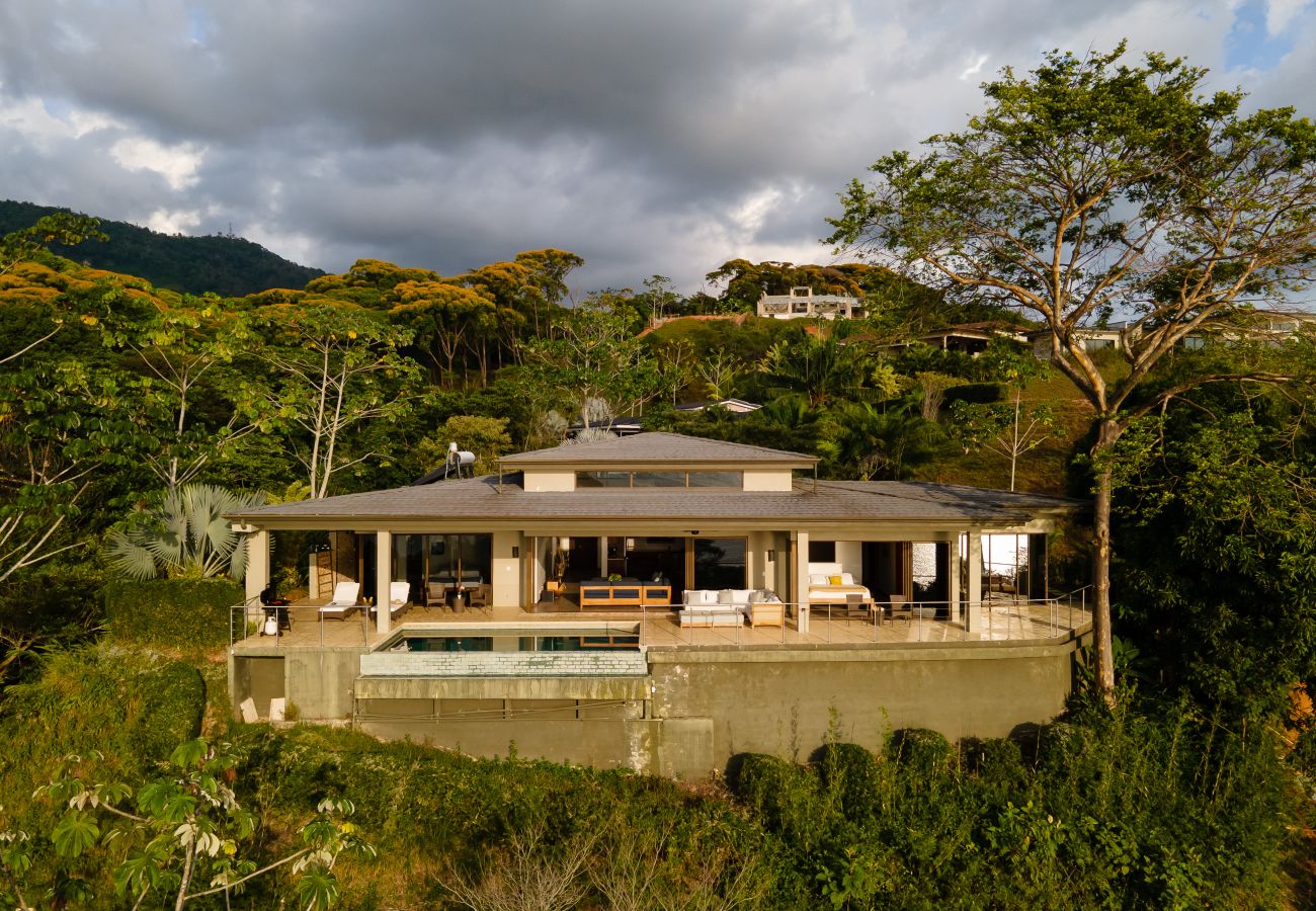 Villa in Bahía Ballena - Luxe 4 Bdrm Villa w/Epic OceanView & Infinity Pool