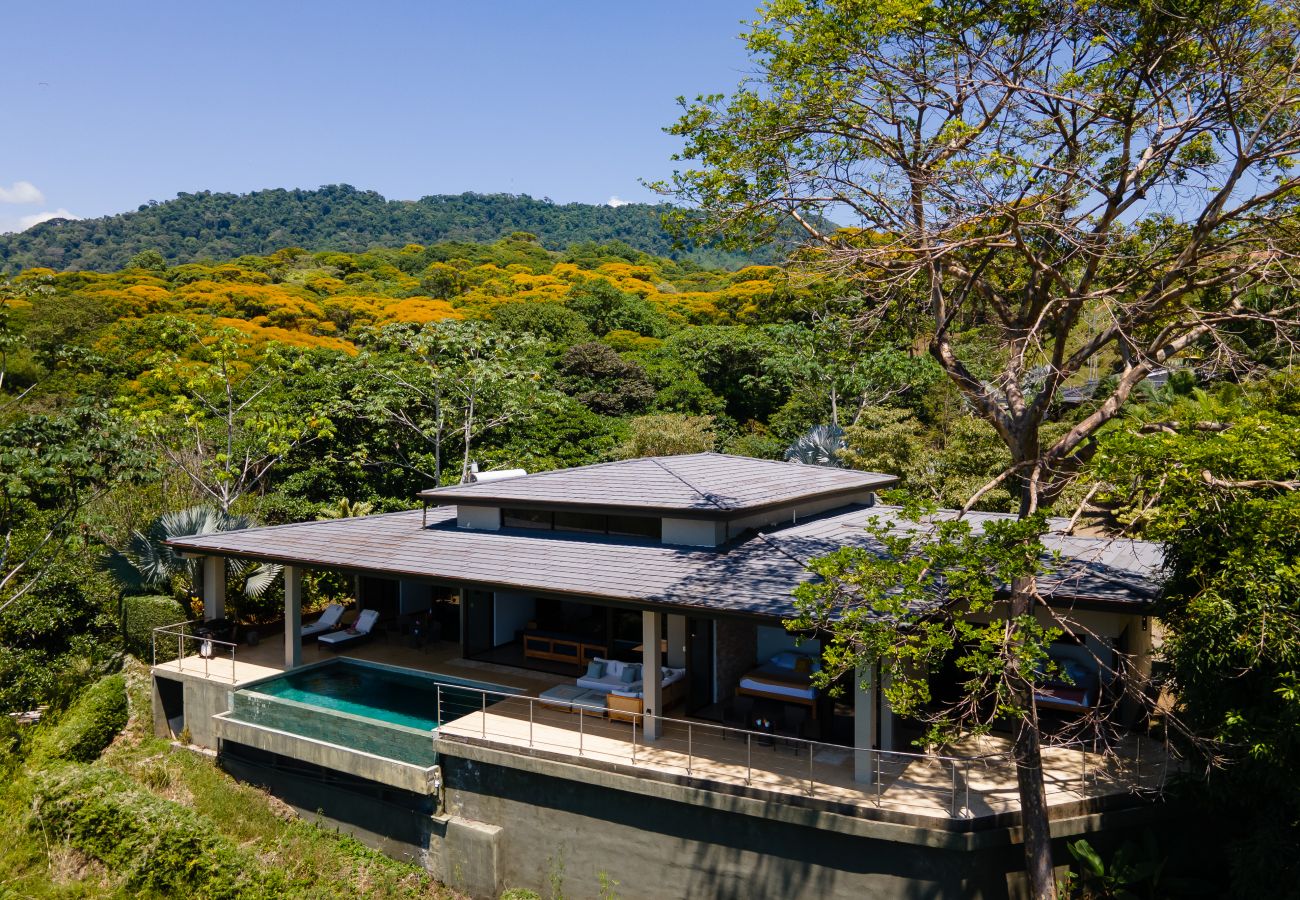 Villa in Bahía Ballena - Luxe 4 Bdrm Villa w/Epic OceanView & Infinity Pool