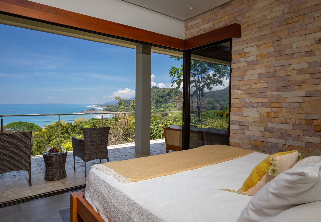 Villa in Bahía Ballena - Luxe 4 Bdrm Villa w/Epic OceanView & Infinity Pool