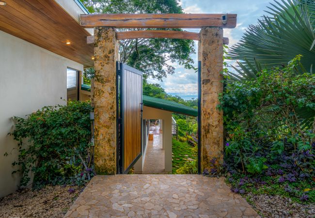 Villa in Dominical - Luxury Jungle Haven ~ Ocean View ~ Infinity Pool! Villa in Dominical - Luxury Jungle Haven ~ Ocean View ~ Infinity Pool!