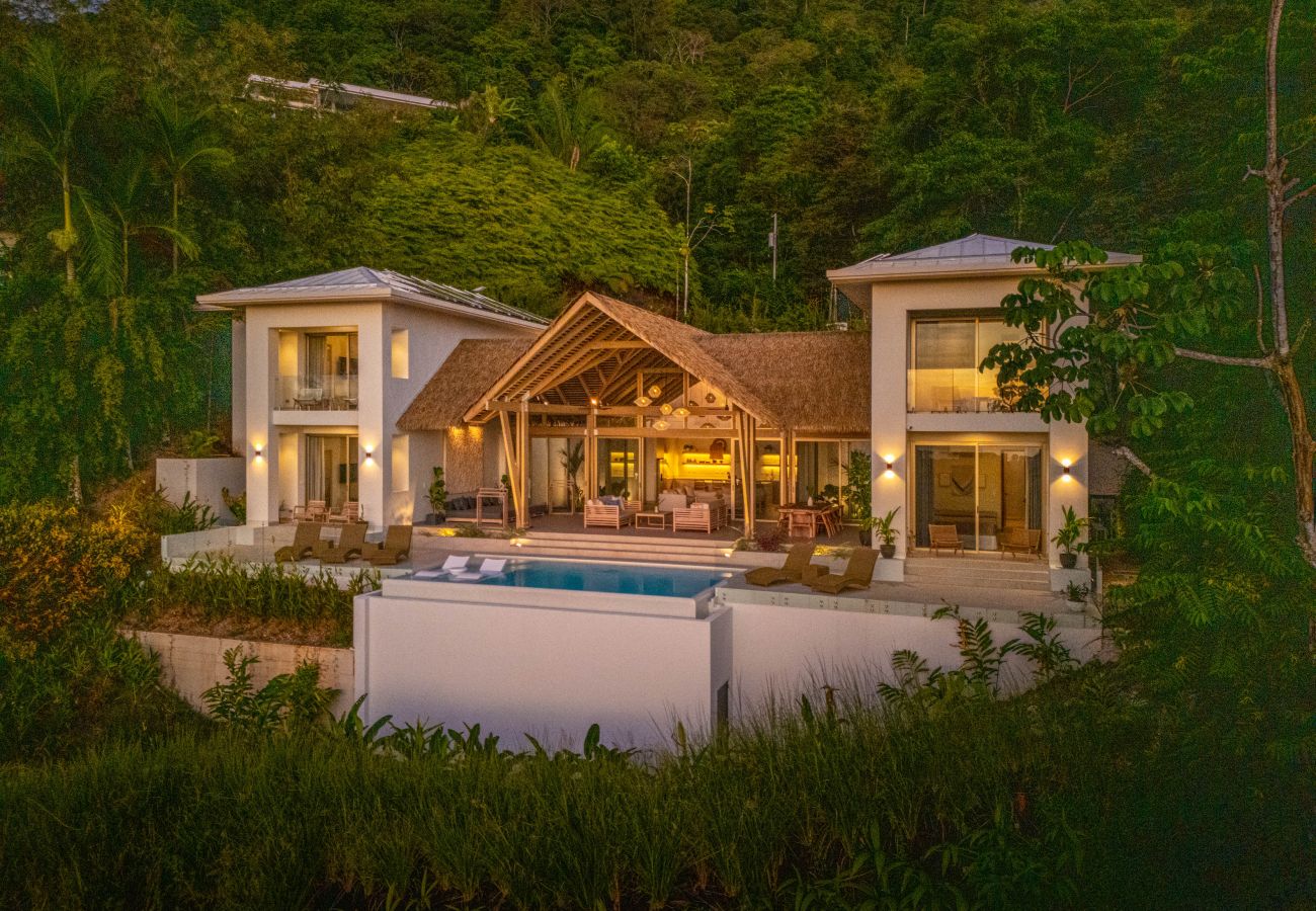 Villa in Bahía Ballena - Luxury Jungle Haven ~ Ocean View ~ Infinity Pool!