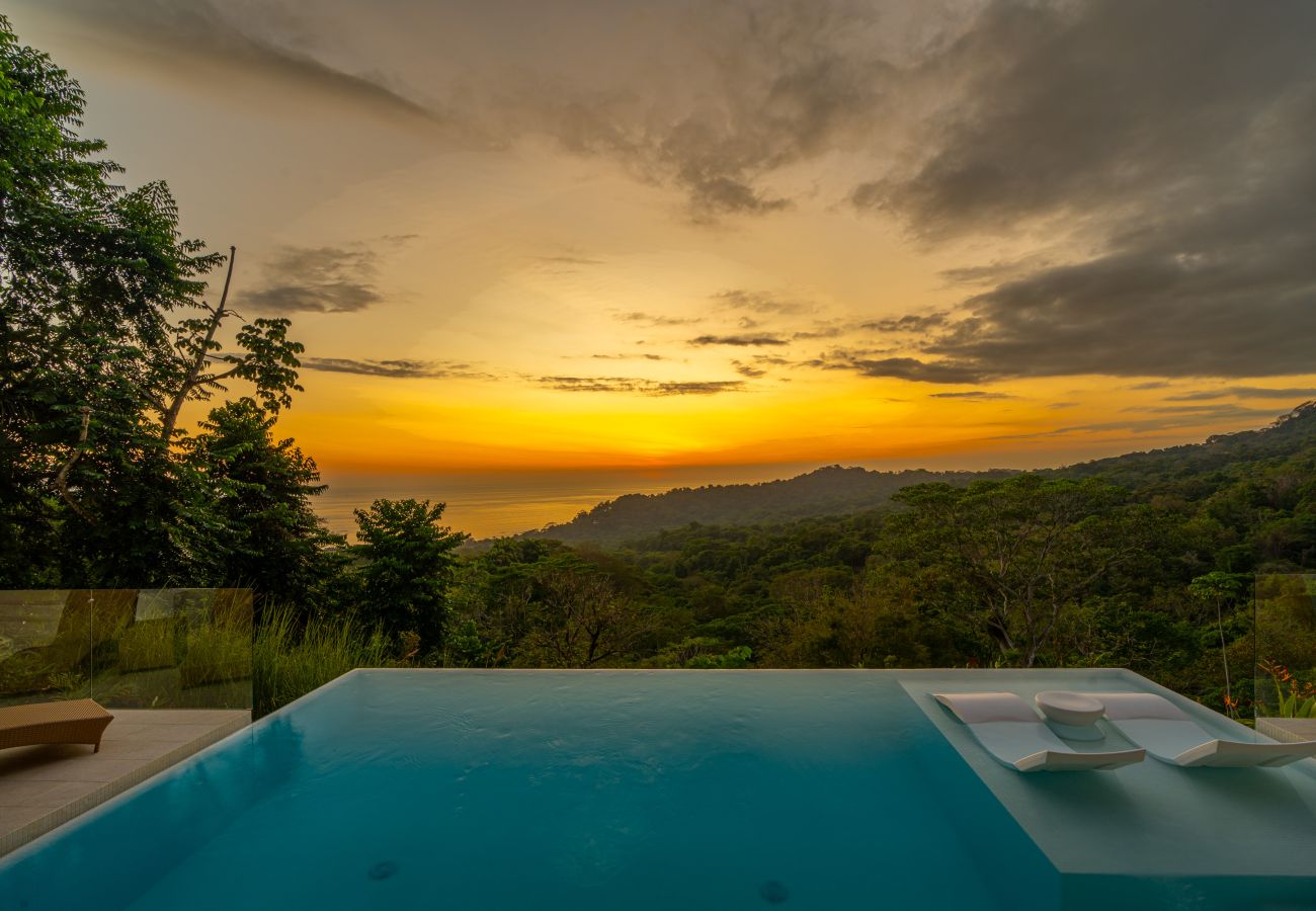 Villa in Bahía Ballena - Luxury Jungle Haven ~ Ocean View ~ Infinity Pool!