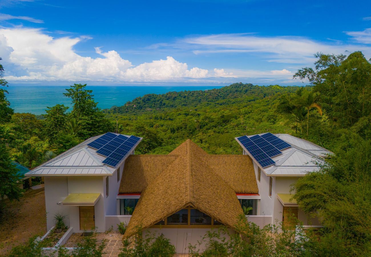 Villa in Bahía Ballena - Luxury Jungle Haven ~ Ocean View ~ Infinity Pool!