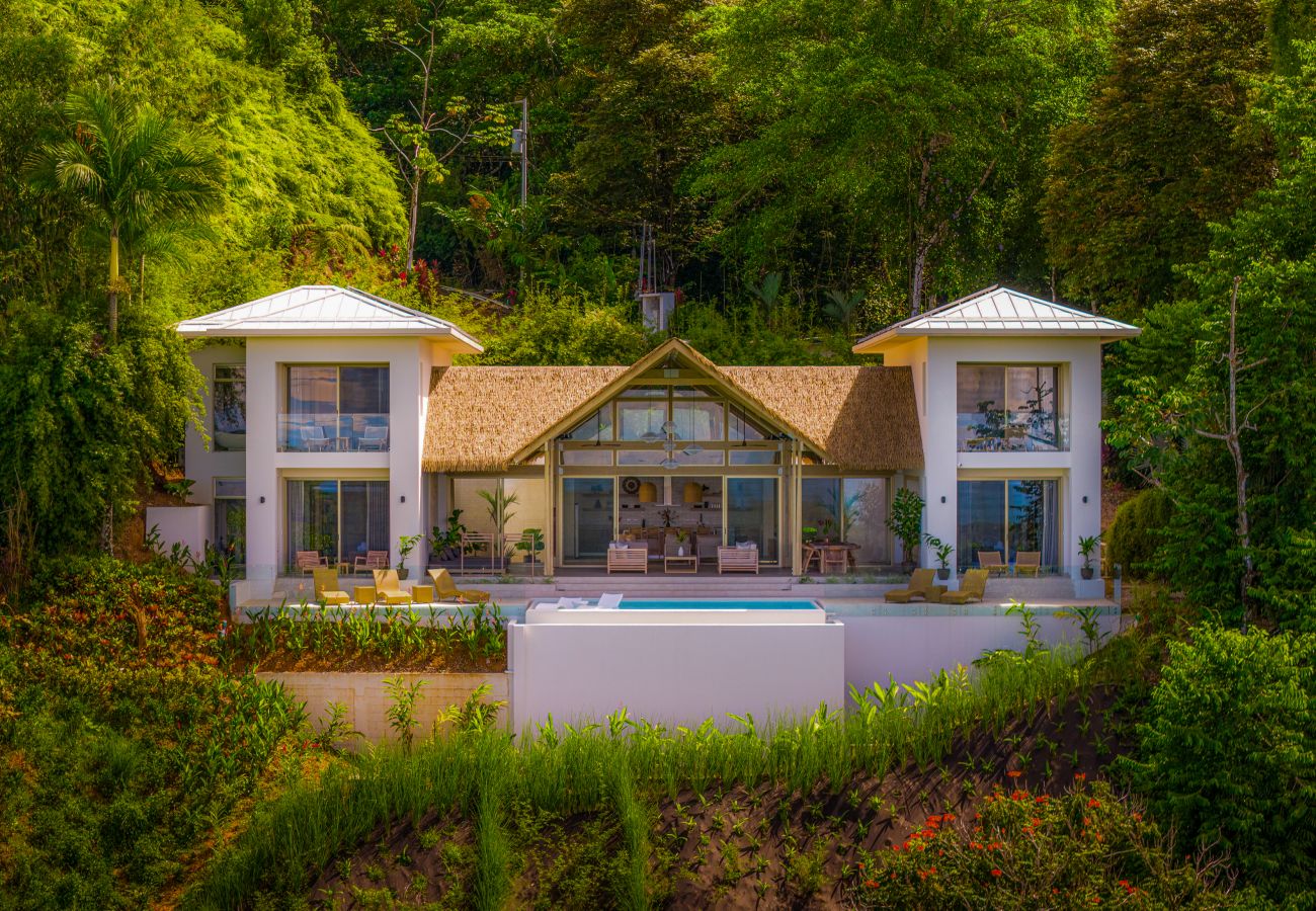 Villa in Bahía Ballena - Luxury Jungle Haven ~ Ocean View ~ Infinity Pool!