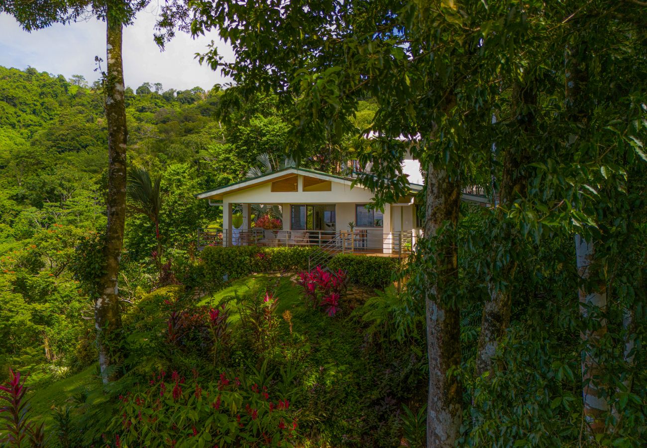 Villa in Bahía Ballena - Luxury Jungle Haven ~ Ocean View ~ Infinity Pool!