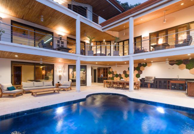 Villa in Quepos - Stunning 7 BR Villa: Manuel Antonio Sanctuary