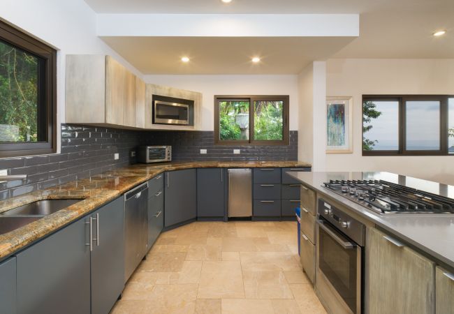 Villa in Quepos - Stunning 7 BR Villa: Manuel Antonio Sanctuary Villa in Quepos - Stunning 7 BR Villa: Manuel Antonio Sanctuary