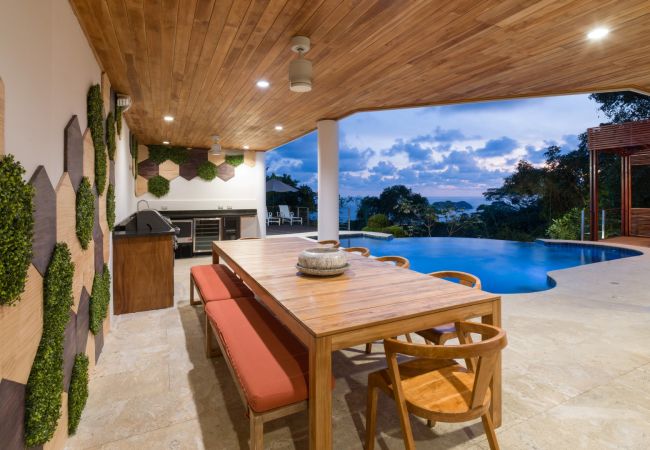 Villa in Quepos - Stunning 7 BR Villa: Manuel Antonio Sanctuary