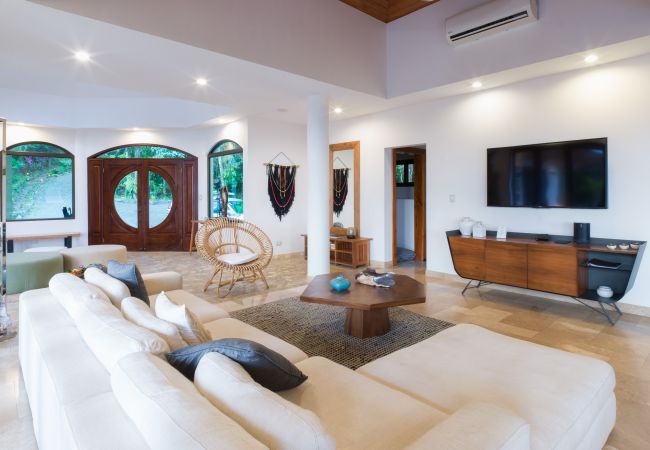 Villa in Quepos - Stunning 7 BR Villa: Manuel Antonio Sanctuary Villa in Quepos - Stunning 7 BR Villa: Manuel Antonio Sanctuary