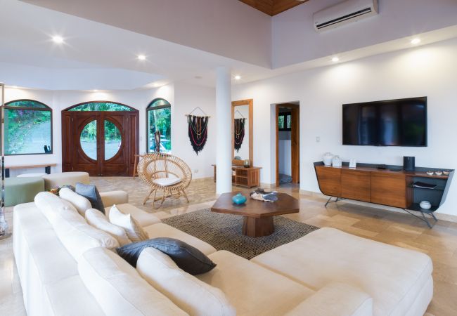 Villa in Quepos - Stunning 7 BR Villa: Manuel Antonio Sanctuary