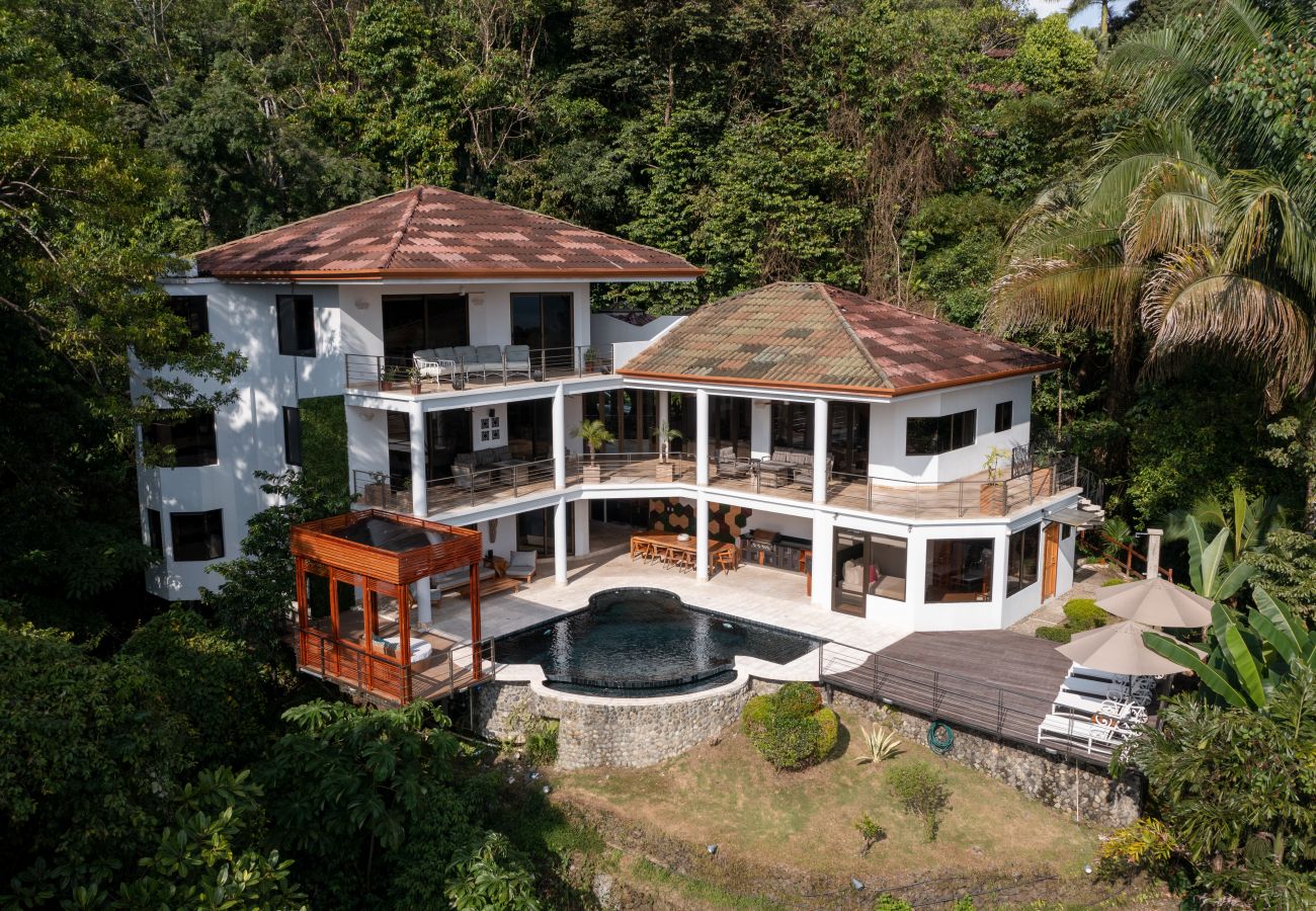 Villa in Quepos - Stunning 7 BR Villa: Manuel Antonio Sanctuary