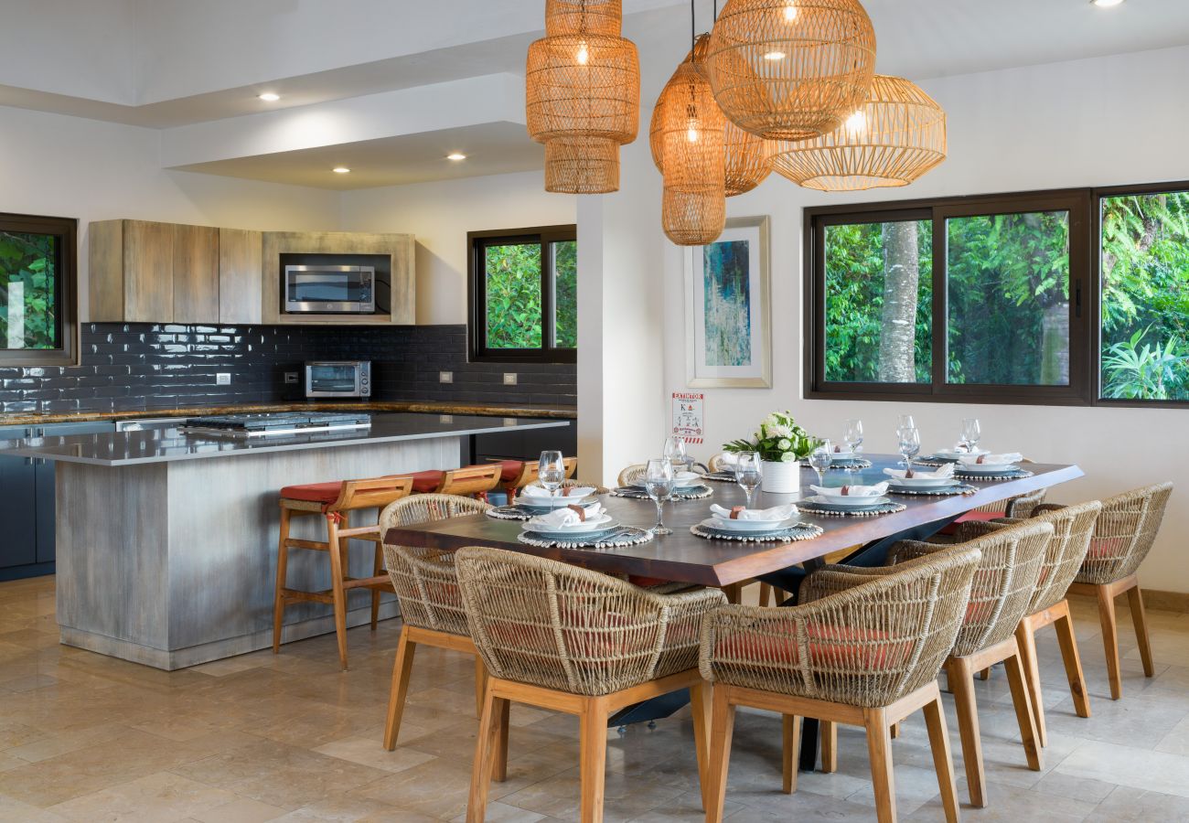 Villa in Quepos - Stunning 7 BR Villa: Manuel Antonio Sanctuary