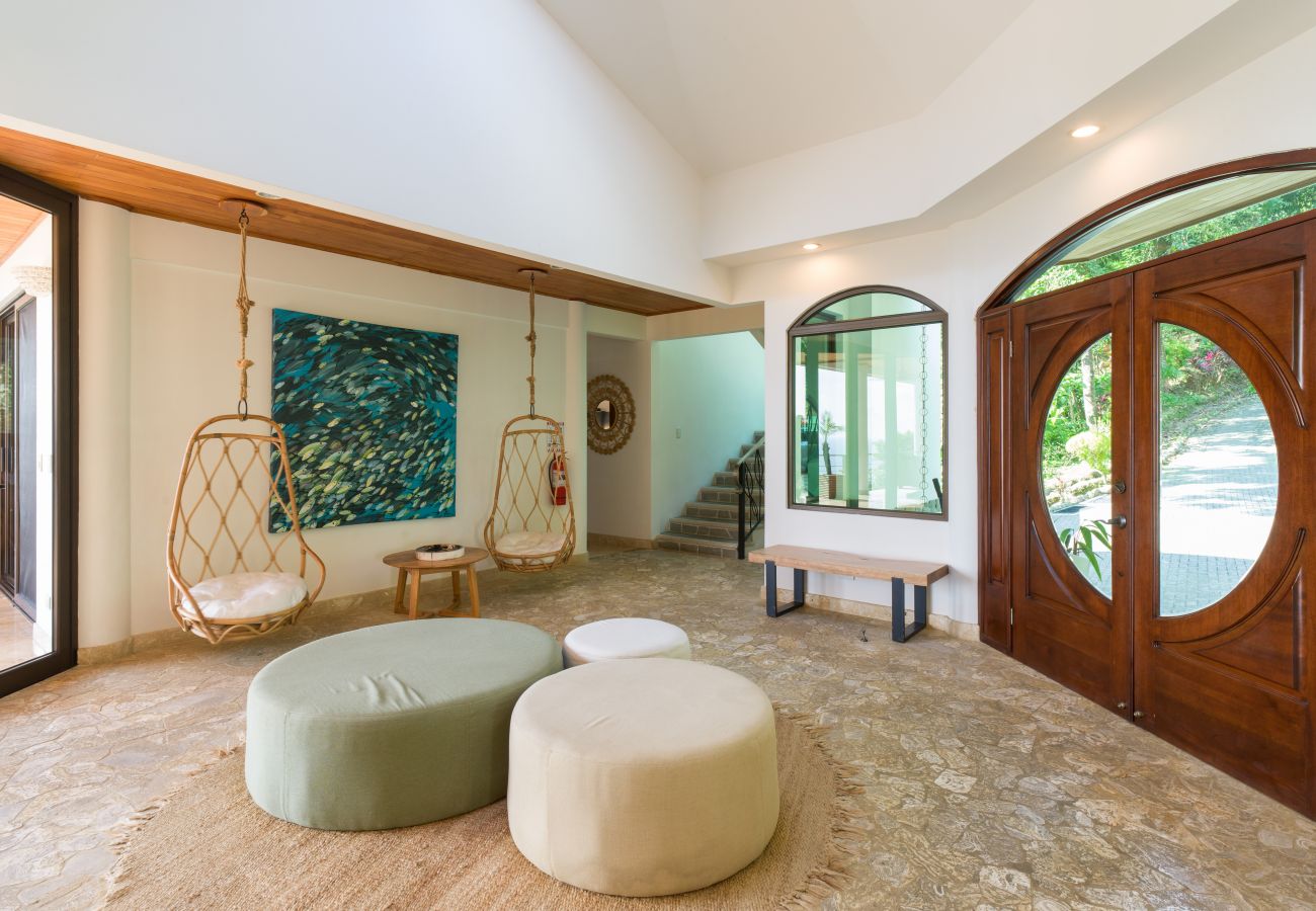 Villa in Quepos - Stunning 7 BR Villa: Manuel Antonio Sanctuary