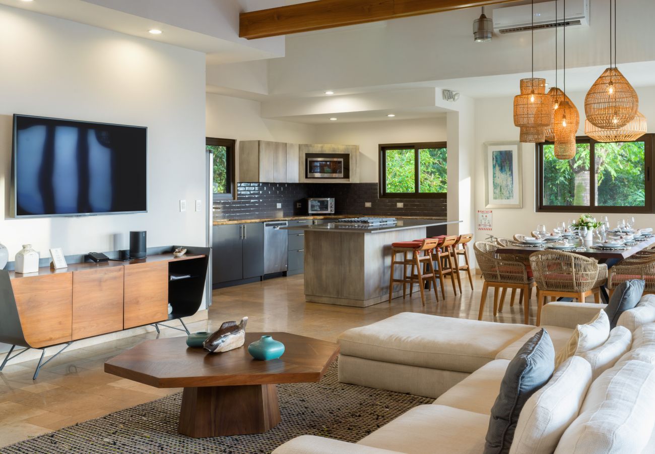 Villa in Quepos - Stunning 7 BR Villa: Manuel Antonio Sanctuary