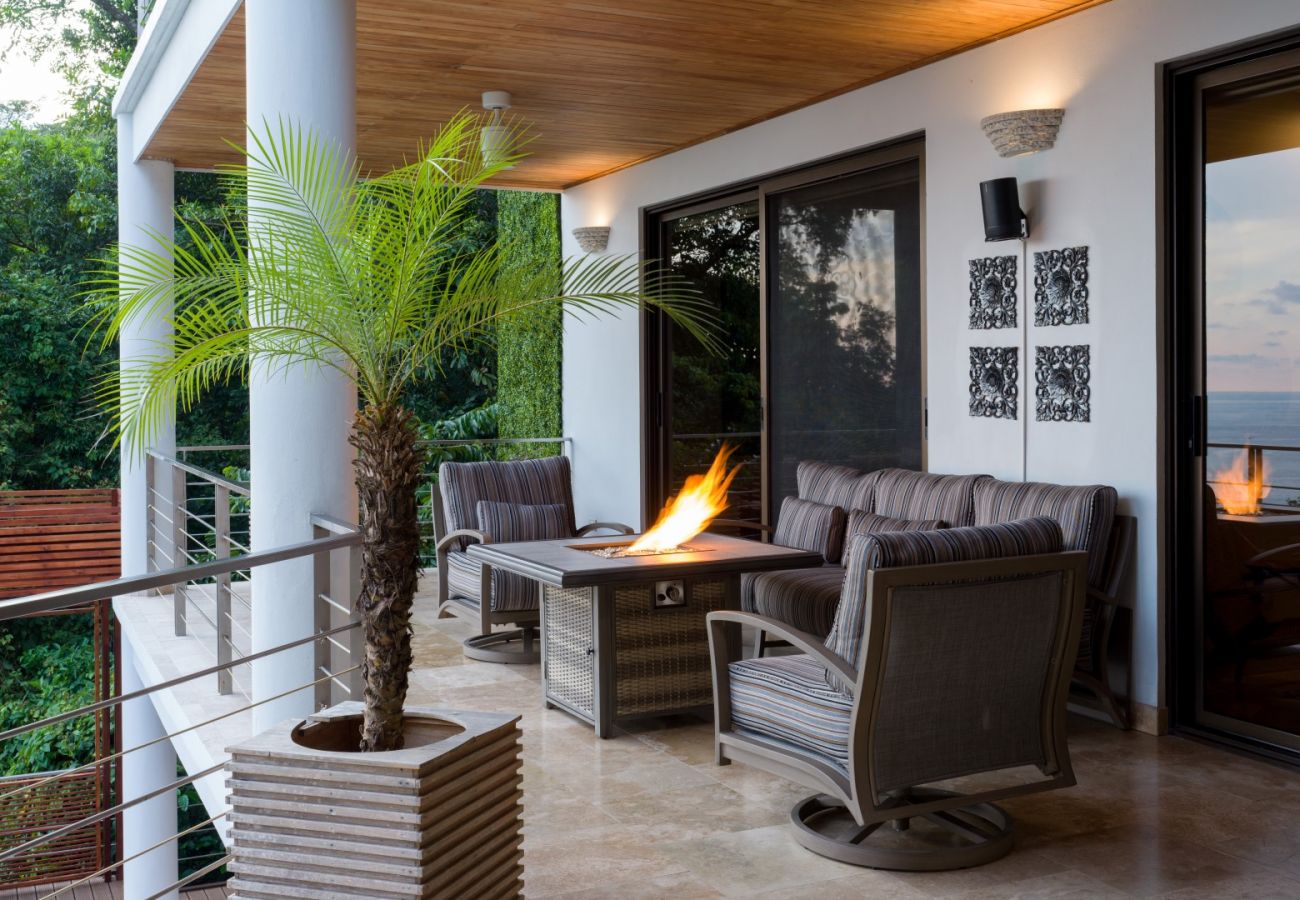 Villa in Quepos - Stunning 7 BR Villa: Manuel Antonio Sanctuary