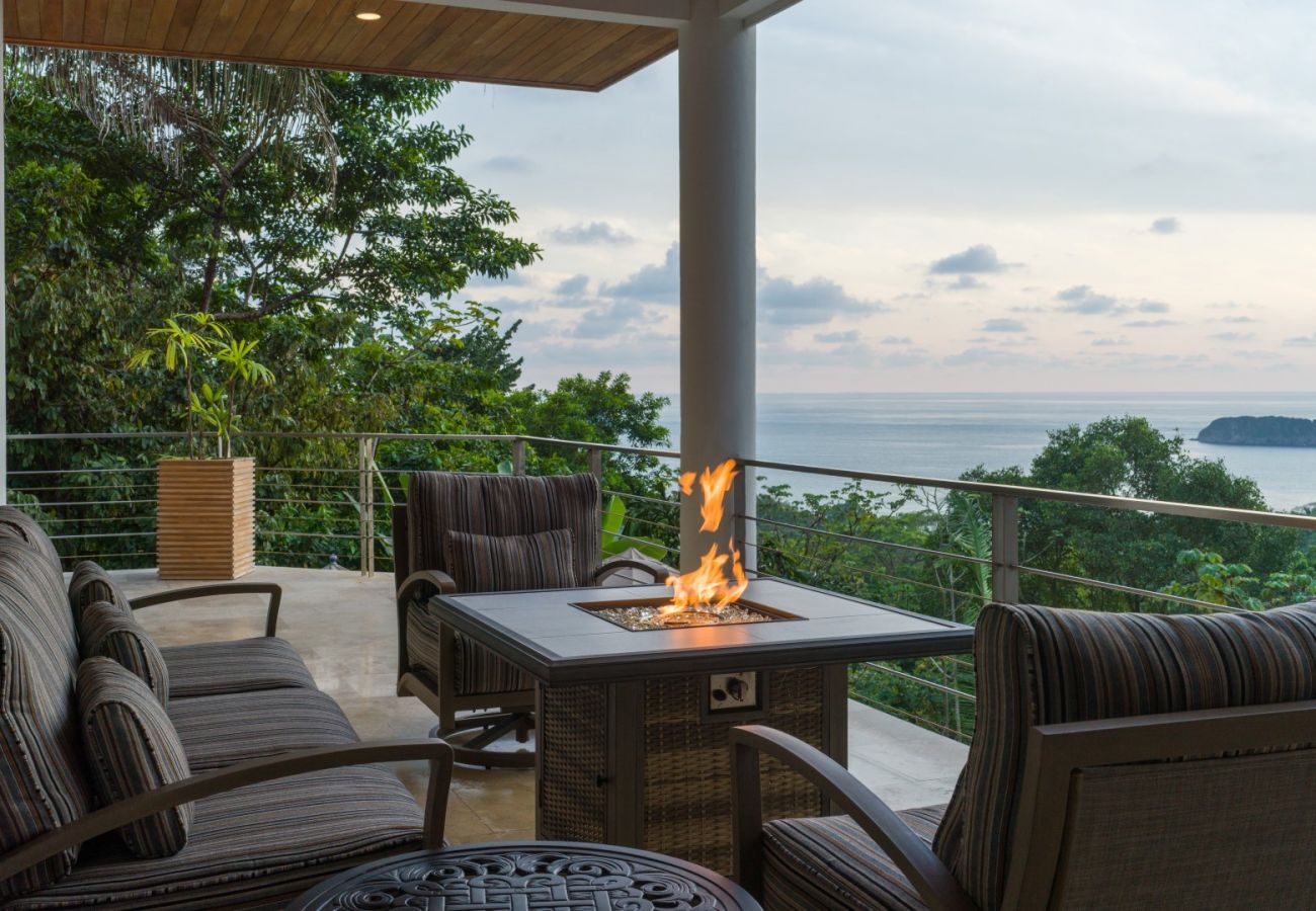 Villa in Quepos - Stunning 7 BR Villa: Manuel Antonio Sanctuary