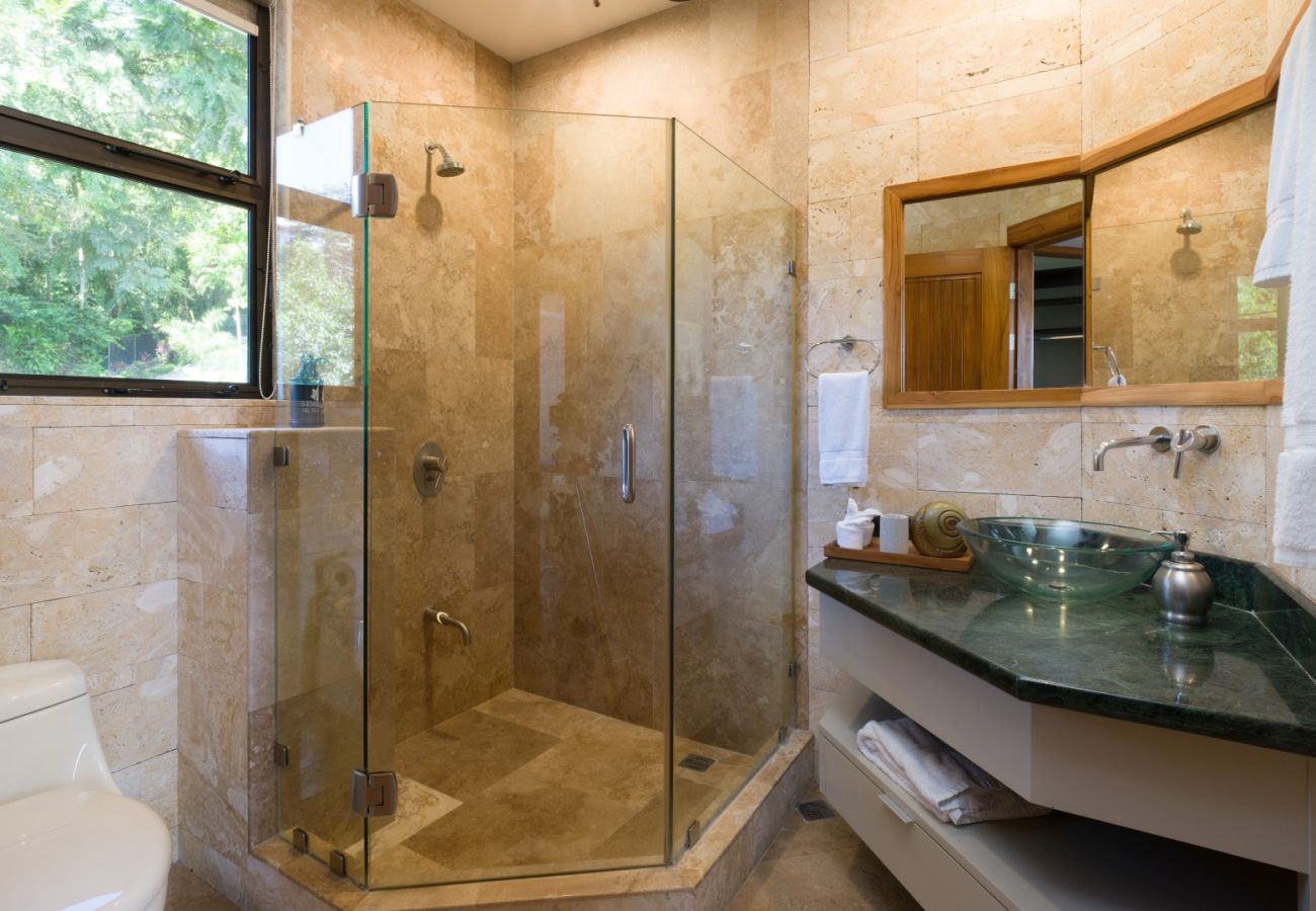 Villa in Quepos - Stunning 7 BR Villa: Manuel Antonio Sanctuary