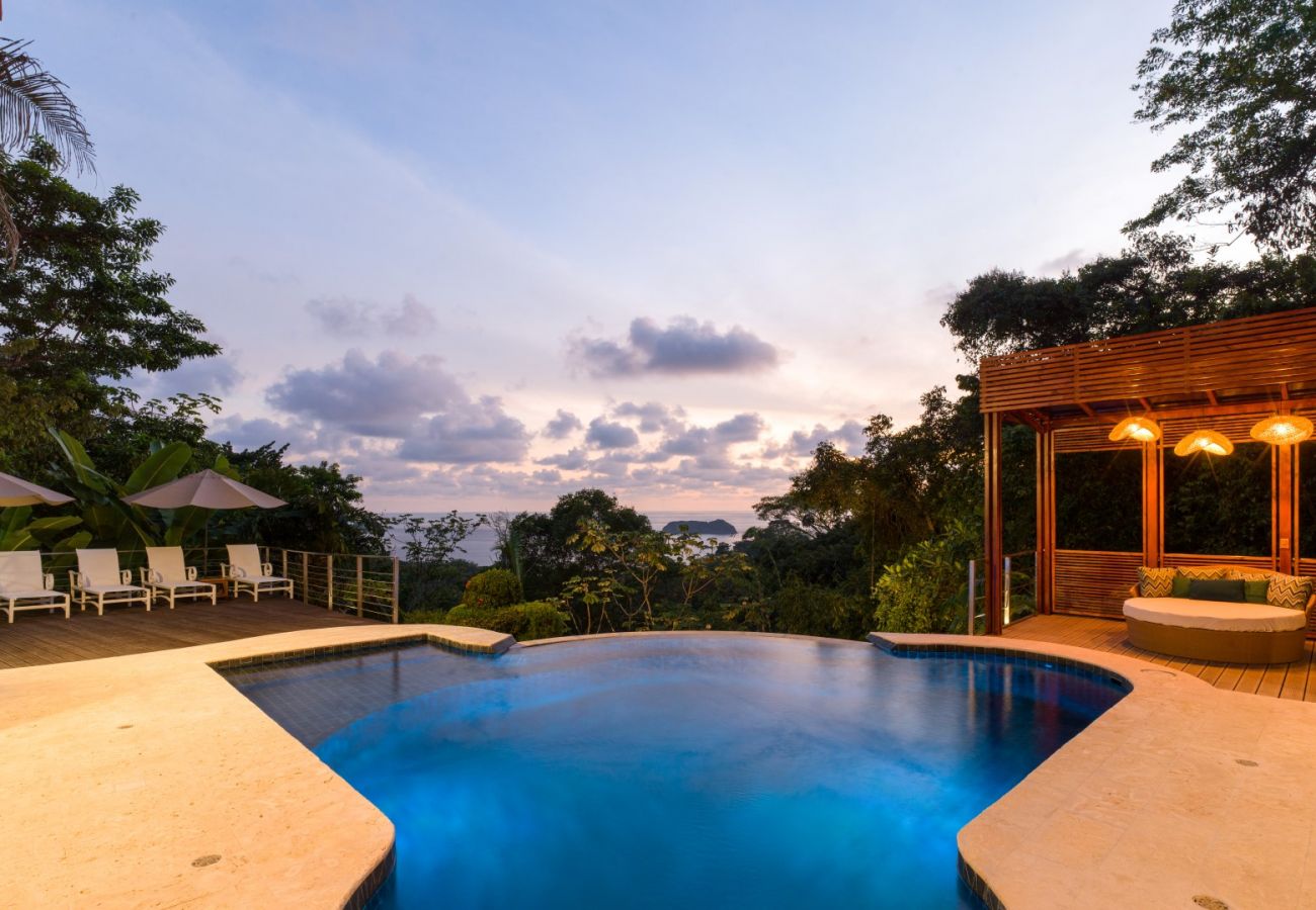 Villa in Quepos - Stunning 7 BR Villa: Manuel Antonio Sanctuary