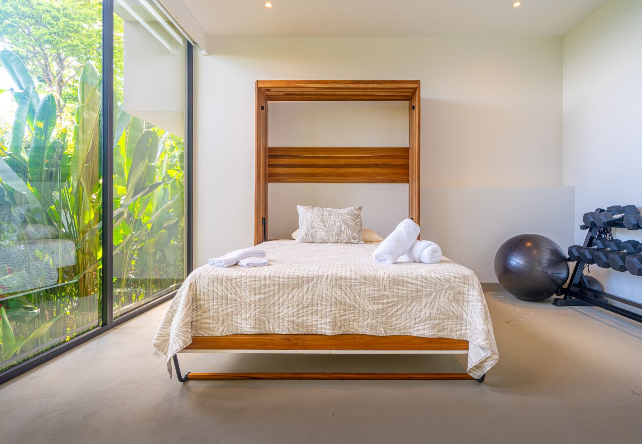 Workout room and additional bedroom with direct access to the gardens.