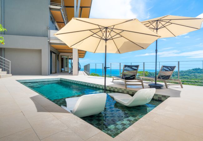 Villa in Dominical - Tropical Oceanview Retreat: 11BR for 27 Guests Villa in Dominical - Tropical Oceanview Retreat: 11BR for 27 Guests