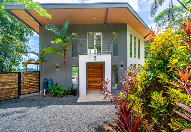 Villa in Dominical - Tropical Oceanview Retreat: 11BR for 27 Guests Villa in Dominical - Tropical Oceanview Retreat: 11BR for 27 Guests