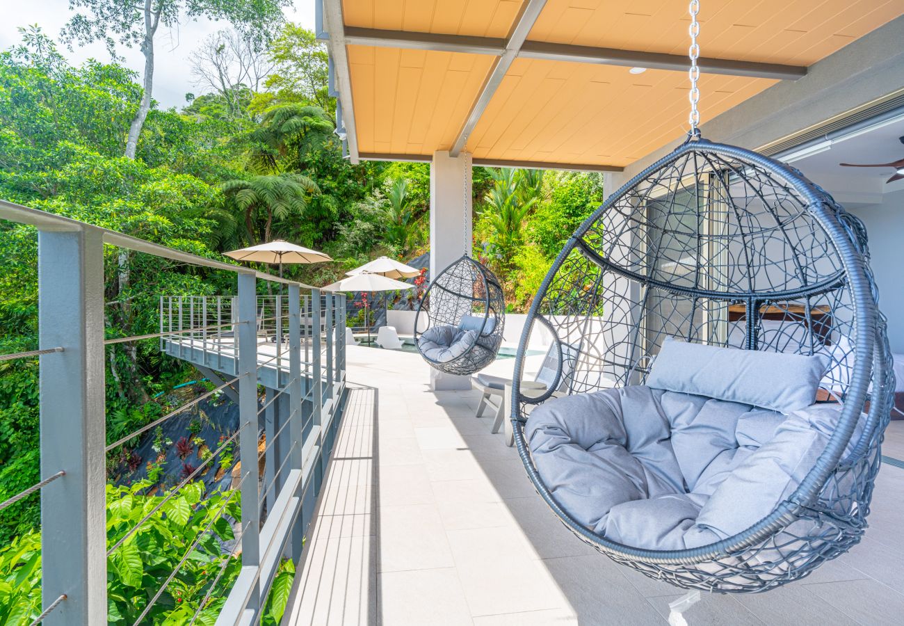 Villa in Bahía Ballena - Tropical Oceanview Retreat: 11BR for 27 Guests