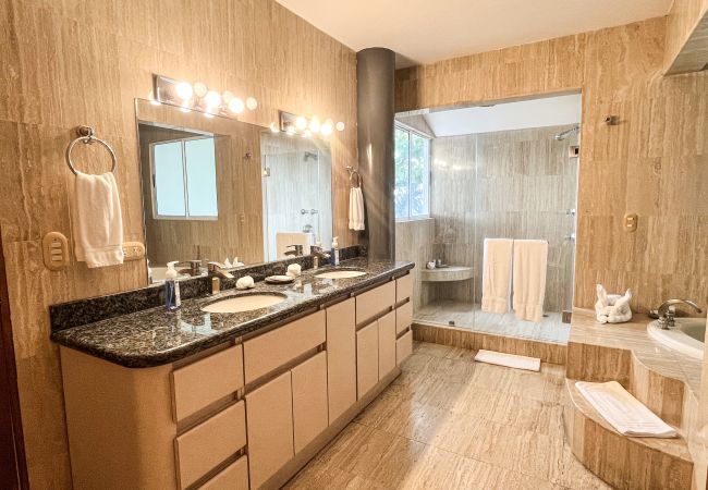 Villa in Quepos - Luxurious Oceanview Villa, Just a 10-Minute Walk to the Beach Villa in Quepos - Luxurious Oceanview Villa, Just a 10-Minute Walk to the Beach
