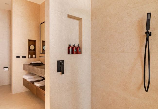 Villa in Santa Teresa - Casa Nalani – Luxury Villa with Semi-Olympic Saltwater Infinity Pool in Santa Teresa, Costa Rica Villa in Santa Teresa - Casa Nalani – Luxury Villa with Semi-Olympic Saltwater Infinity Pool in Santa Teresa, Costa Rica