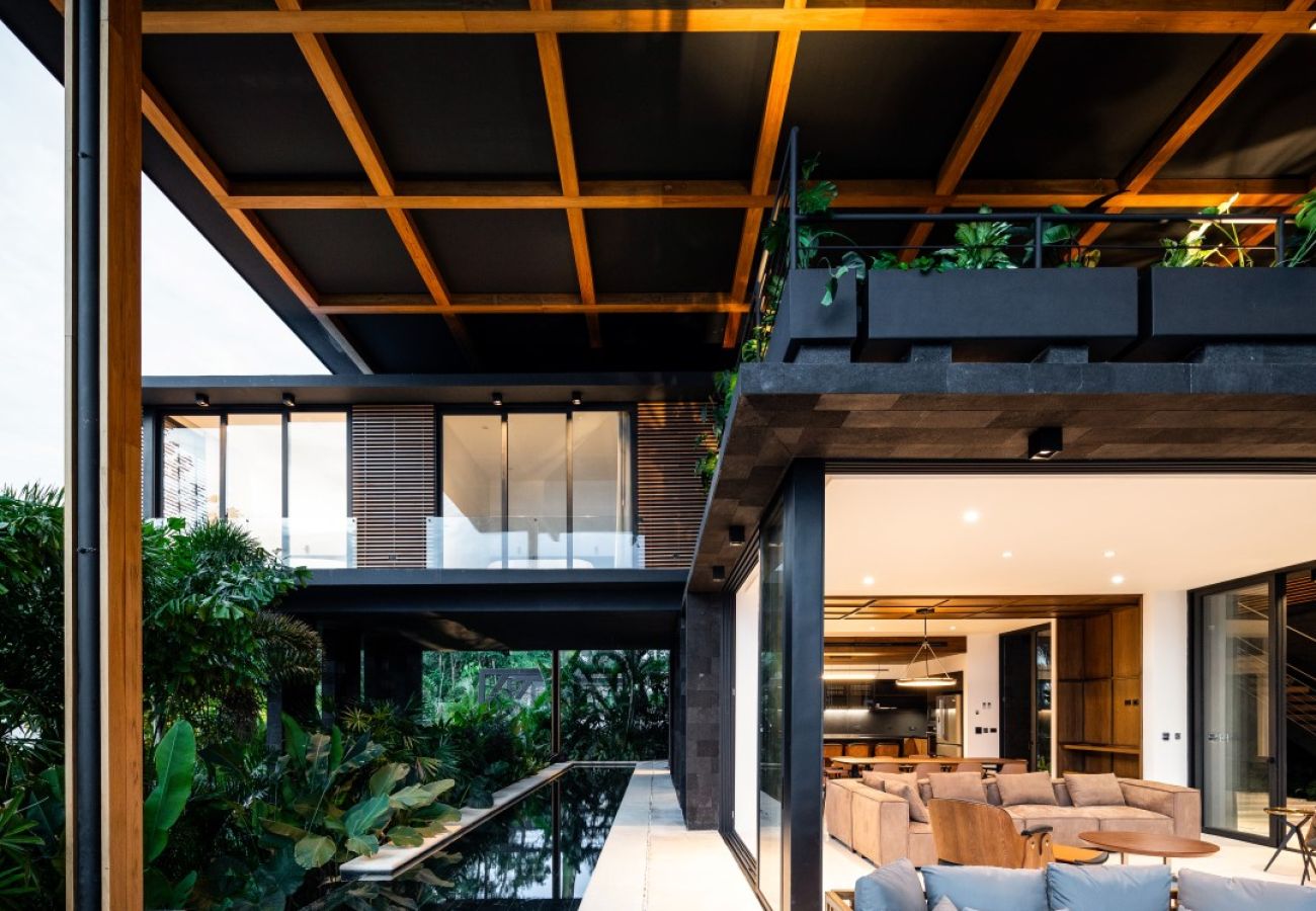 Villa in Santa Teresa - Exclusive 10-Bedroom Retreat with Semi-Olympic Saltwater Infinity Lap Pool and Direct Beach Access in Santa Teresa, Costa Rica