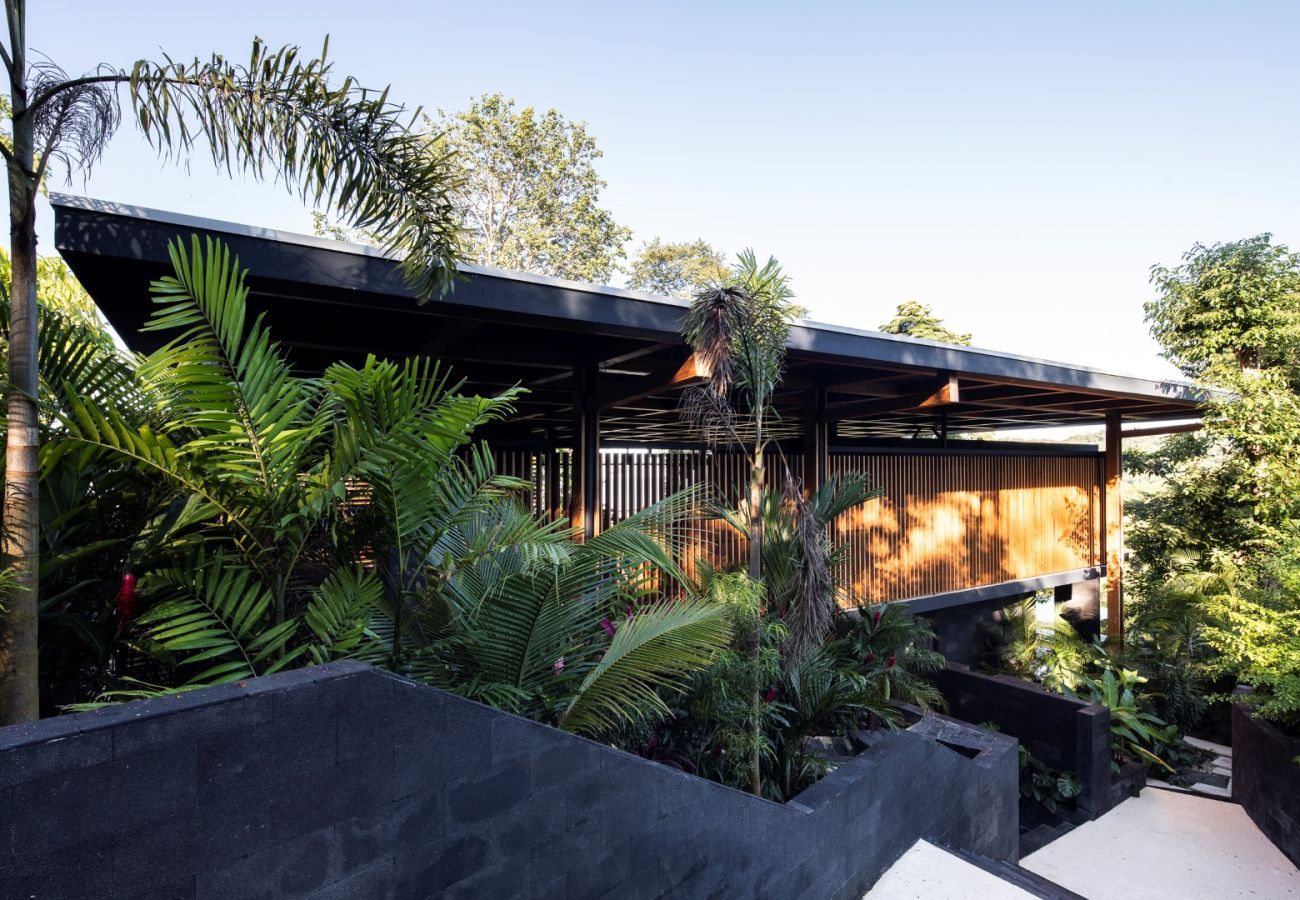 Villa in Santa Teresa - Exclusive 10-Bedroom Retreat with Semi-Olympic Saltwater Infinity Lap Pool and Direct Beach Access in Santa Teresa, Costa Rica