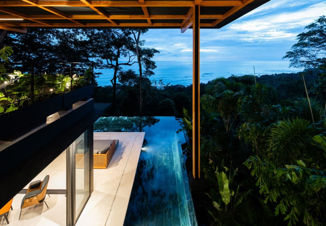Villa in Santa Teresa - Exclusive 10-Bedroom Retreat with Semi-Olympic Saltwater Infinity Lap Pool and Direct Beach Access in Santa Teresa, Costa Rica