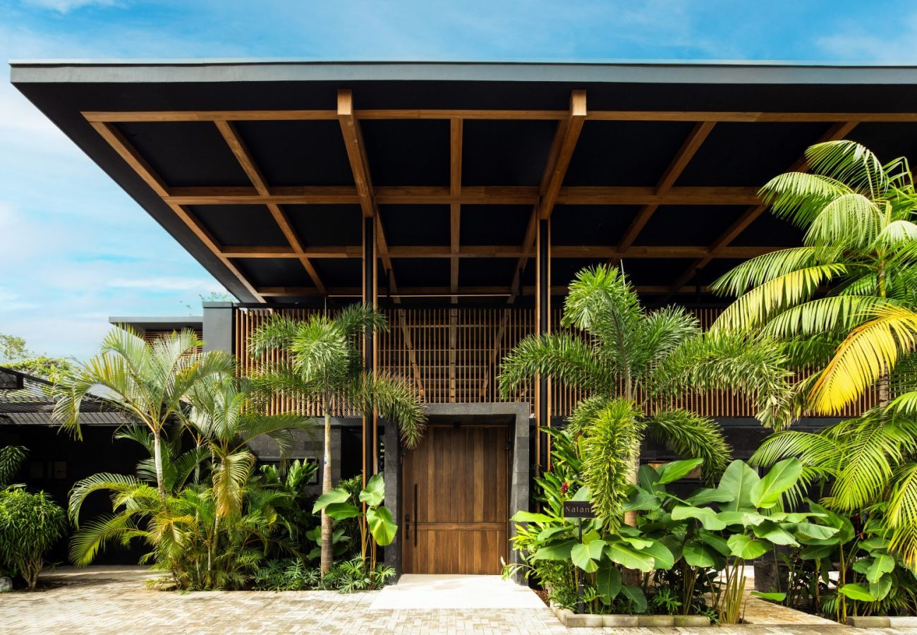 Villa in Santa Teresa - Exclusive 10-Bedroom Retreat with Semi-Olympic Saltwater Infinity Lap Pool and Direct Beach Access in Santa Teresa, Costa Rica