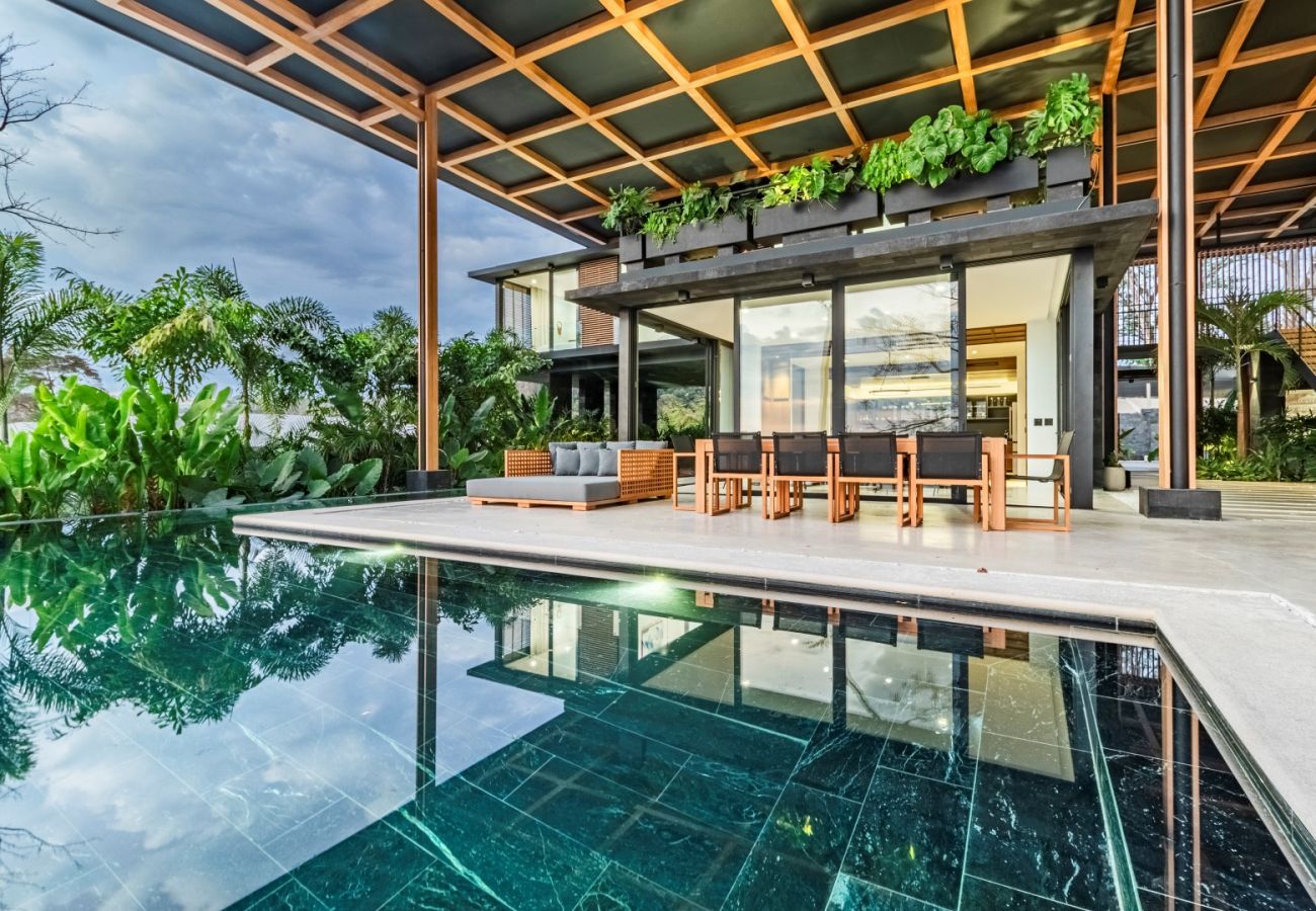 Villa in Santa Teresa - Exclusive 10-Bedroom Retreat with Semi-Olympic Saltwater Infinity Lap Pool and Direct Beach Access in Santa Teresa, Costa Rica