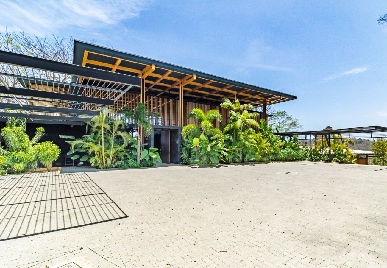 Villa in Santa Teresa - Exclusive 10-Bedroom Retreat with Semi-Olympic Saltwater Infinity Lap Pool and Direct Beach Access in Santa Teresa, Costa Rica
