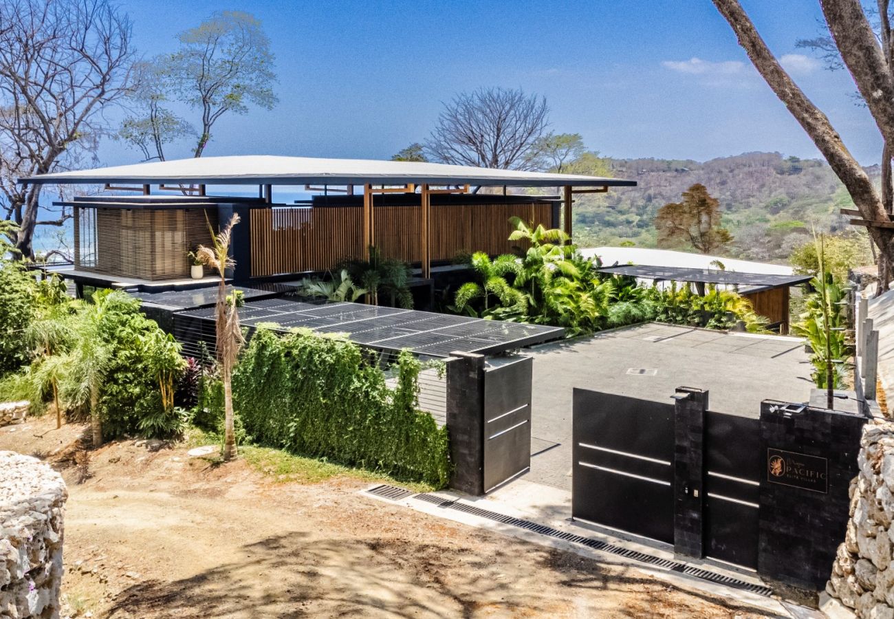 Villa in Santa Teresa - Exclusive 10-Bedroom Retreat with Semi-Olympic Saltwater Infinity Lap Pool and Direct Beach Access in Santa Teresa, Costa Rica