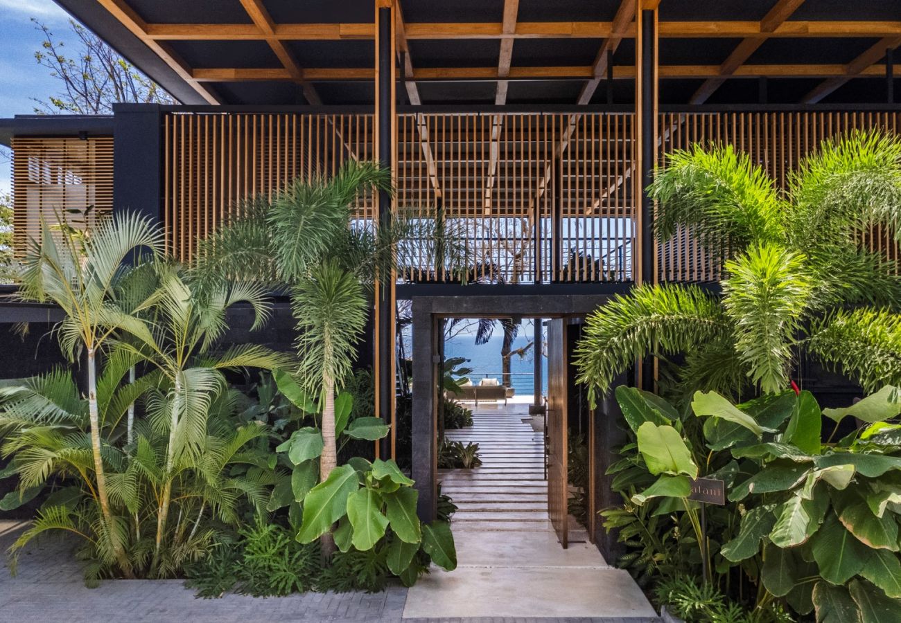Villa in Santa Teresa - Exclusive 10-Bedroom Retreat with Semi-Olympic Saltwater Infinity Lap Pool and Direct Beach Access in Santa Teresa, Costa Rica
