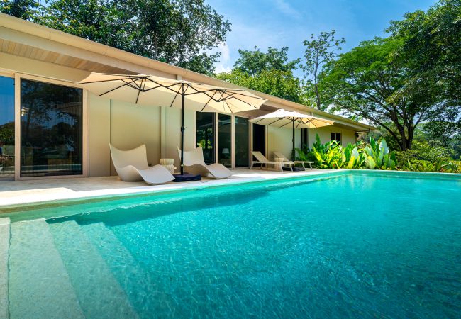 Villa in Uvita - Waves as Your Companion: Beachfront Elegance Villa in Uvita - Waves as Your Companion: Beachfront Elegance