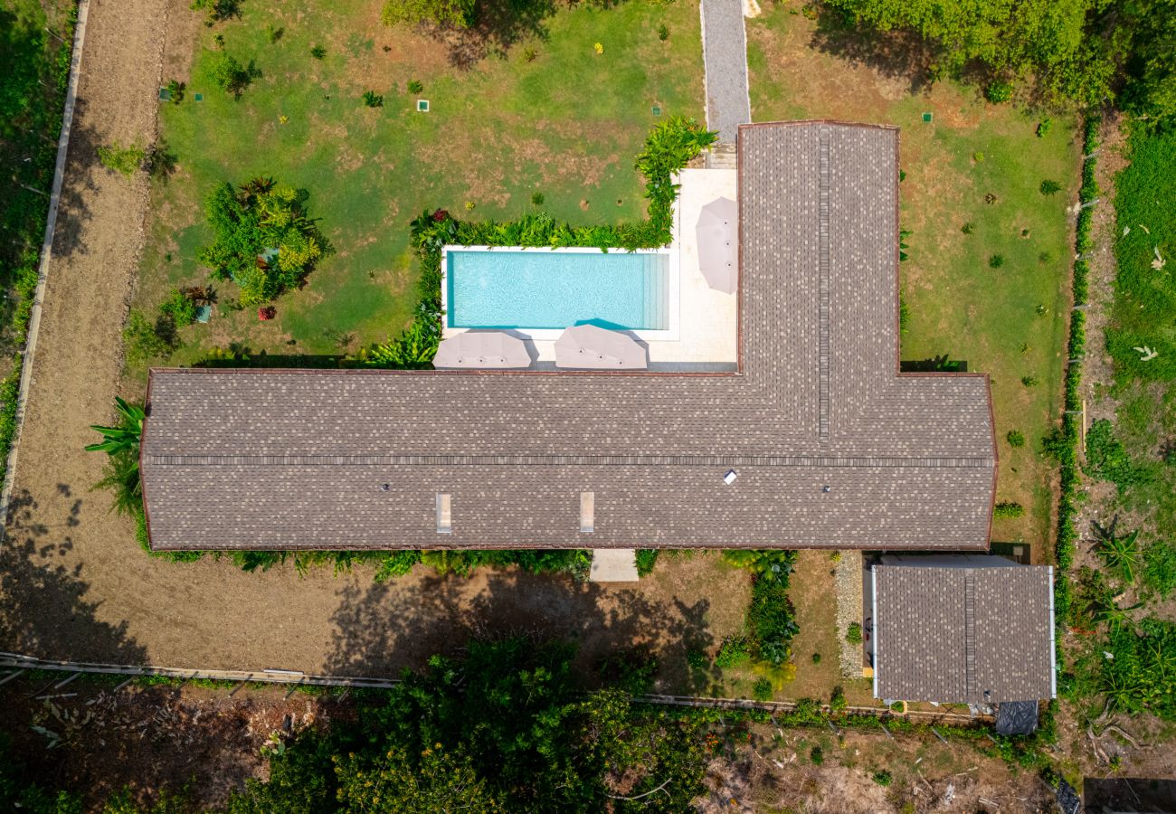 Villa in Bahía Ballena - Waves as Your Companion: Beachfront Elegance