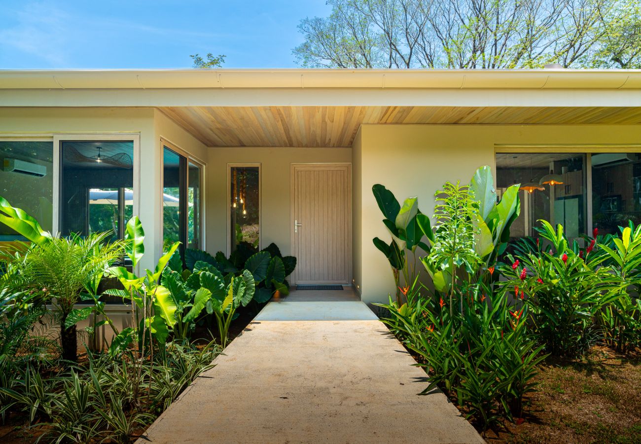 Villa in Bahía Ballena - Waves as Your Companion: Beachfront Elegance