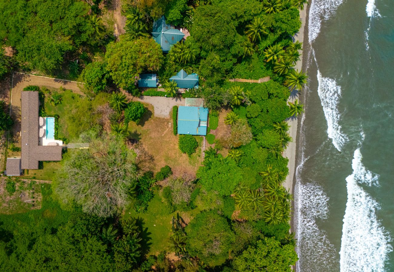 Villa in Bahía Ballena - Waves as Your Companion: Beachfront Elegance