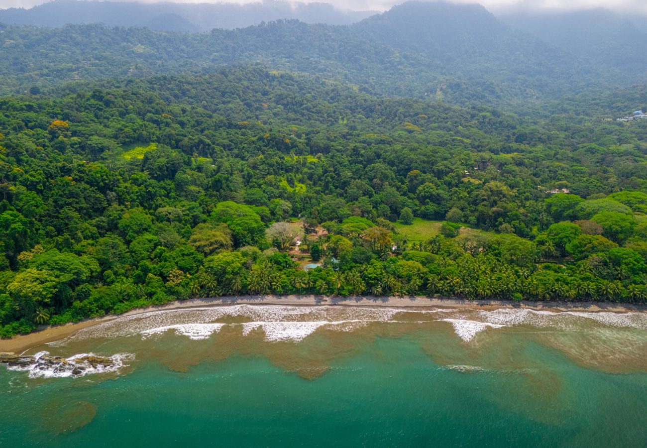 Villa in Bahía Ballena - Waves as Your Companion: Beachfront Elegance