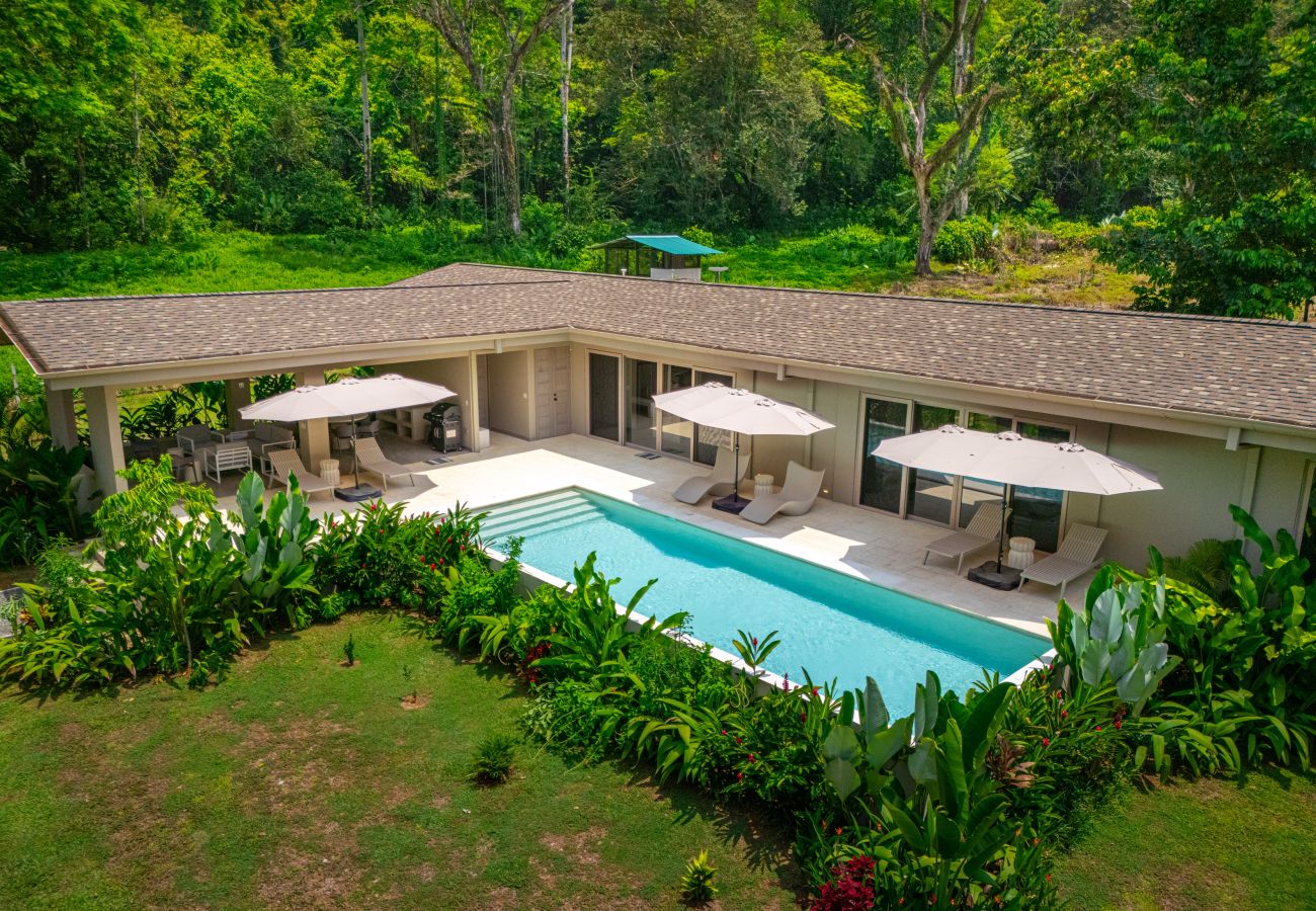 Villa in Bahía Ballena - Waves as Your Companion: Beachfront Elegance