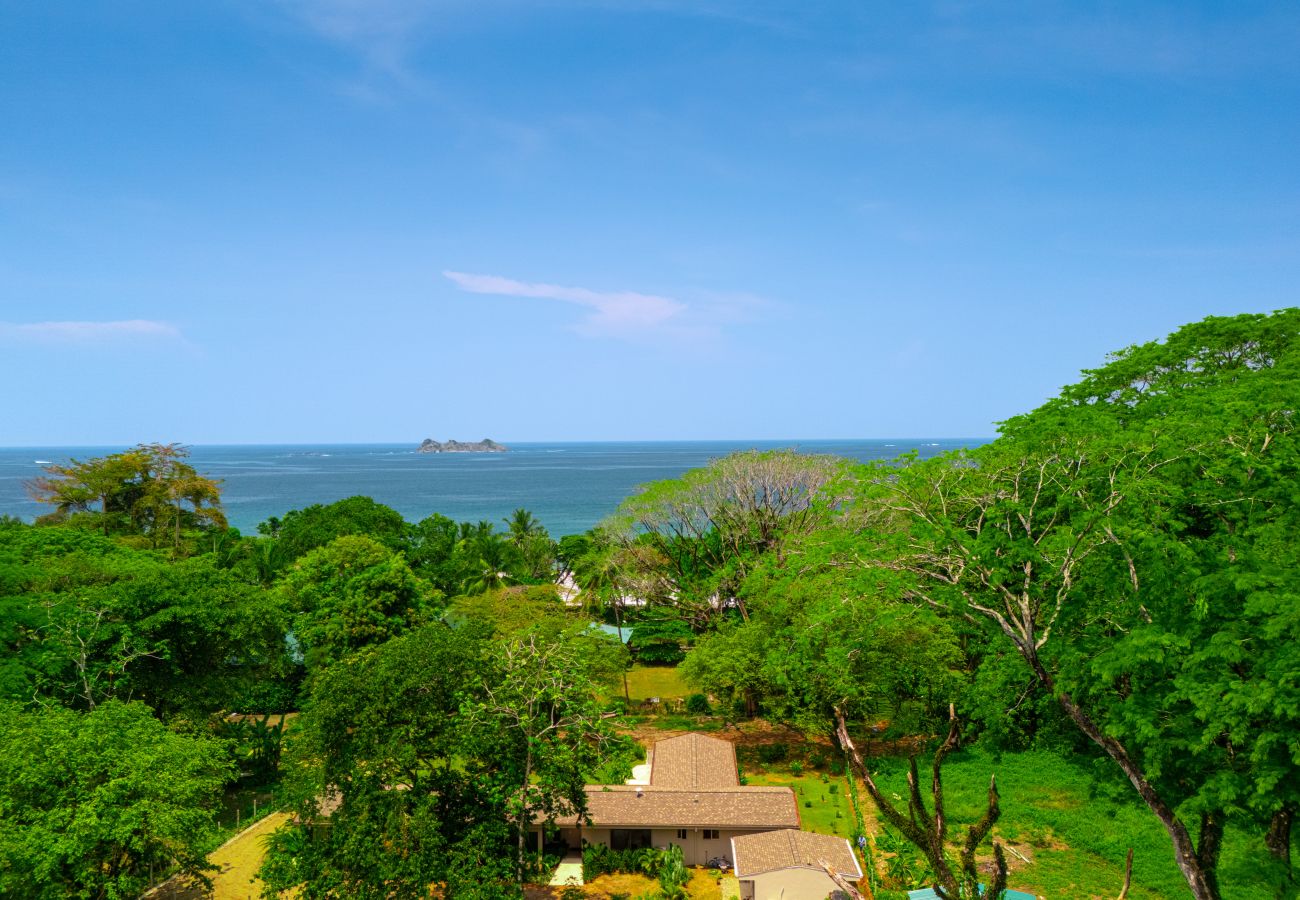 Villa in Bahía Ballena - Waves as Your Companion: Beachfront Elegance
