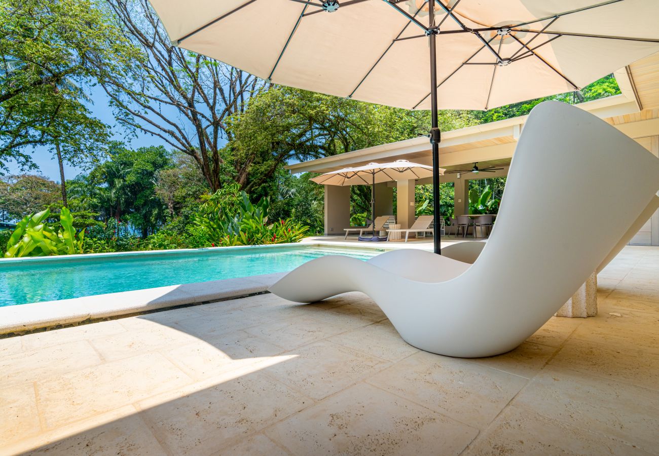 Villa in Bahía Ballena - Waves as Your Companion: Beachfront Elegance