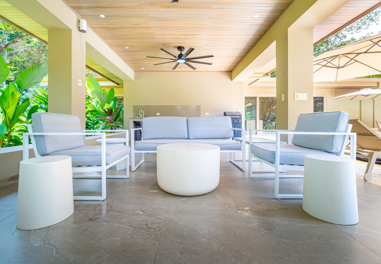 Villa in Bahía Ballena - Waves as Your Companion: Beachfront Elegance