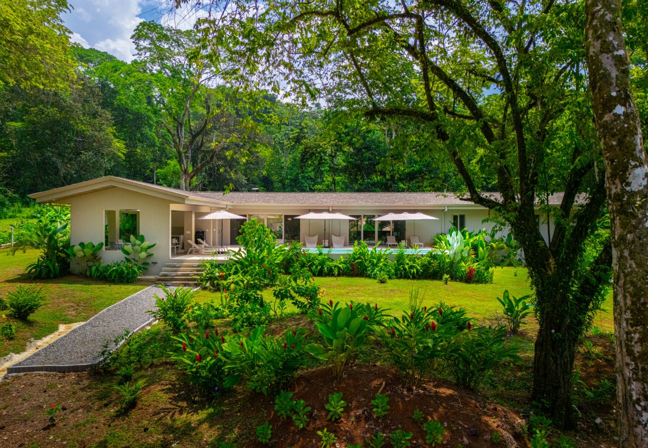 Villa in Bahía Ballena - Waves as Your Companion: Beachfront Elegance