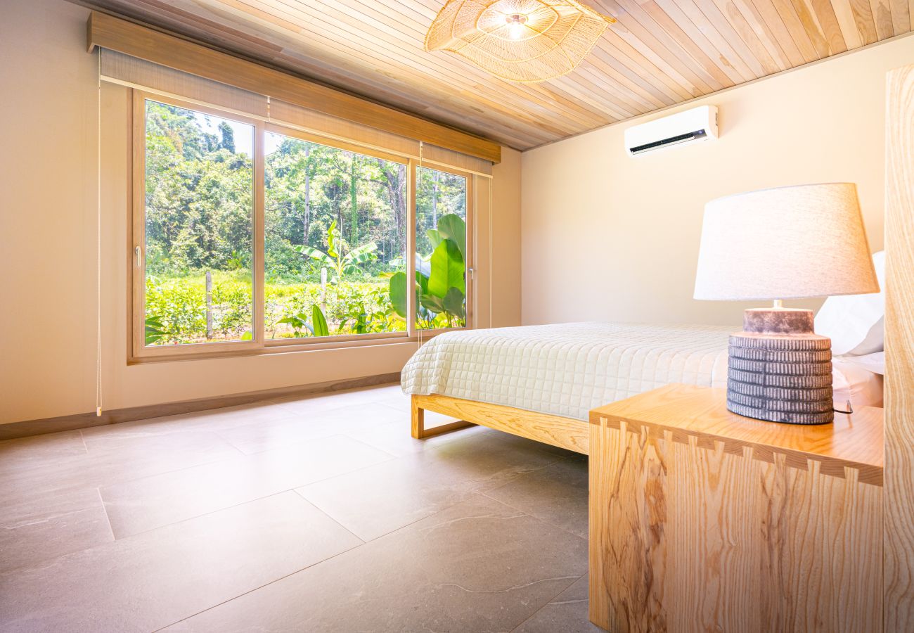 Villa in Bahía Ballena - Waves as Your Companion: Beachfront Elegance